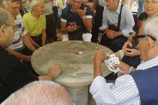 Scopa, briscola e tressette: i nonni che ancora giocano con le ''napoletane''